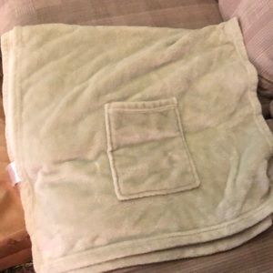 House wrap with pockets on each end